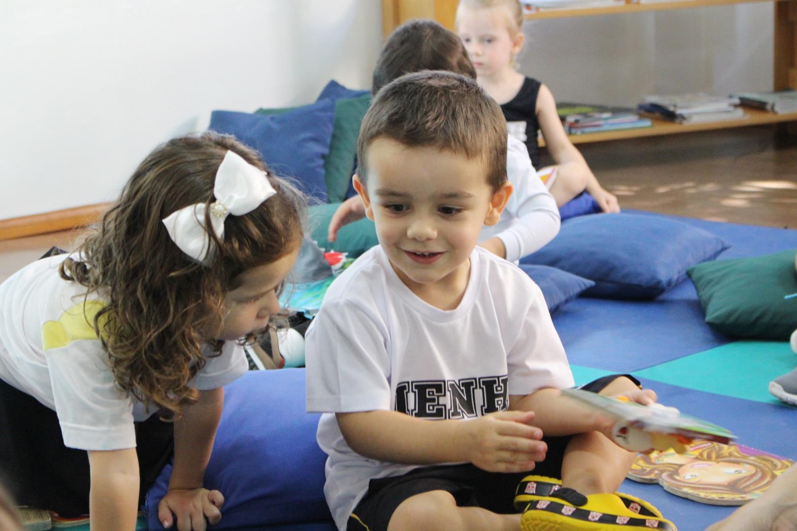 Nível 2C visita a Biblioteca e participa de hora do conto ao ar livre