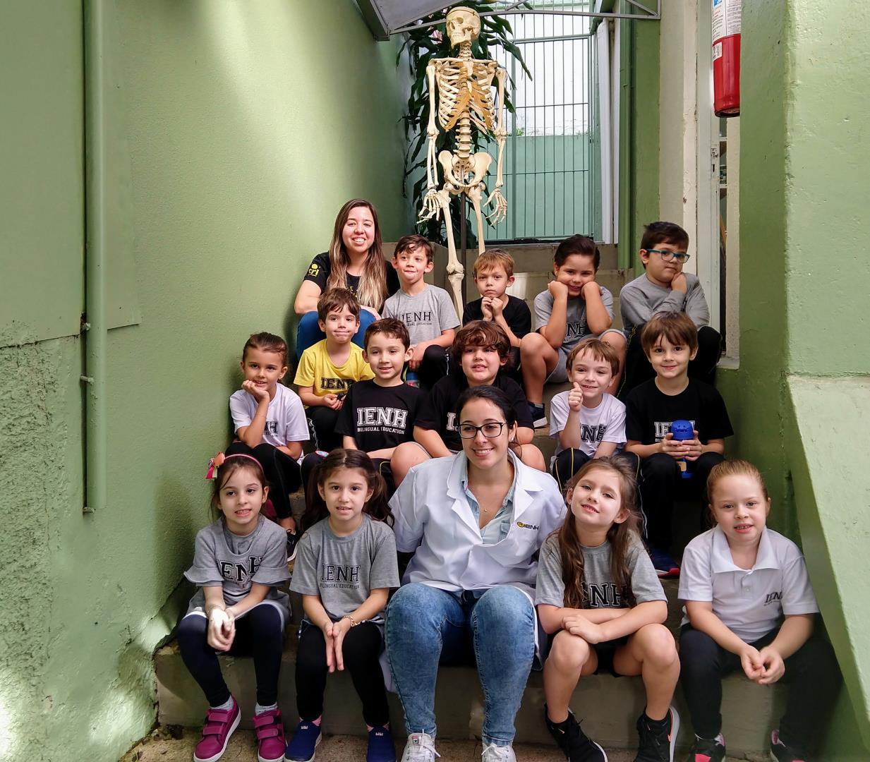 Nível 5B da Educação Infantil estuda sobre o corpo humano no laboratório de ciências 