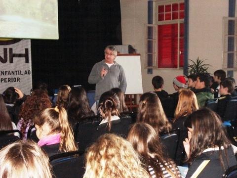 Alunos das 7ªs séries assistem palestra sobre o Rio dos Sinos