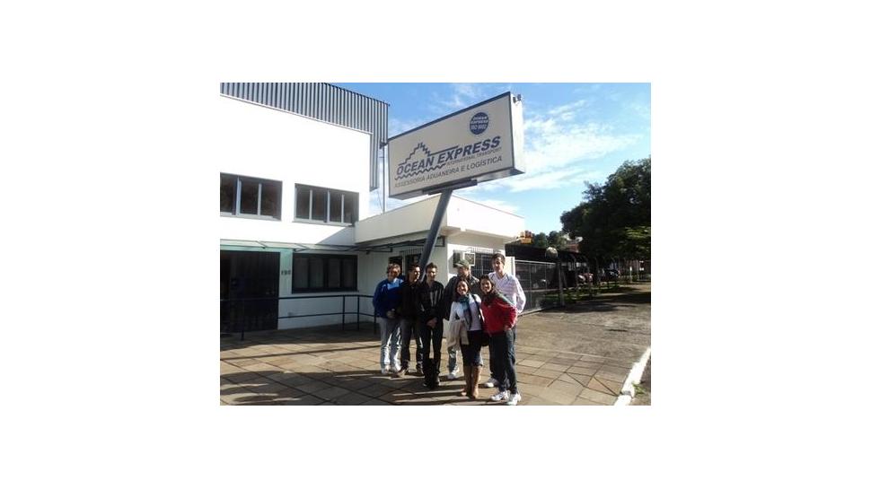 Estudantes participam de visitas técnicas Estudantes participam de visitas técnicas