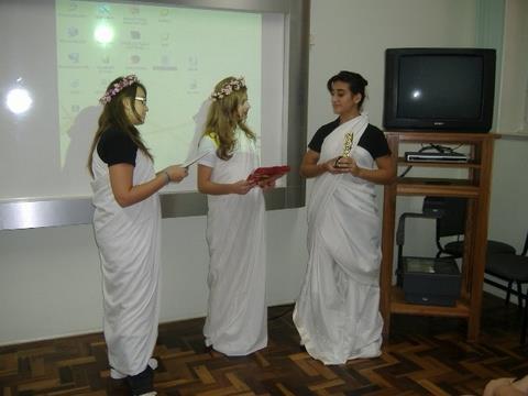 Alunos pesquisam origens do Teatro Ocidental