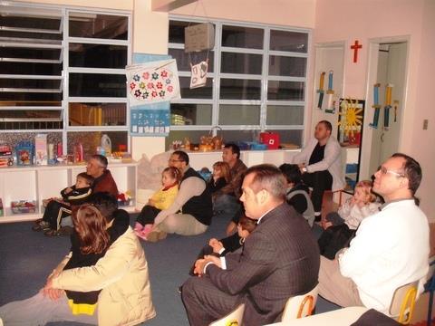 Pais recebem homenagem e participam de brincadeiras