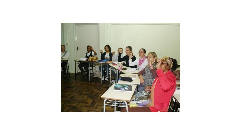 Alunas do Curso Normal aprendem a utilizar a Língua Brasileira de Sinais Alunas do Curso Normal aprendem a utilizar a Língua Brasileira de Sinais
