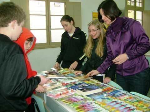 Biblioteca da Unidade Pindorama recebe livros