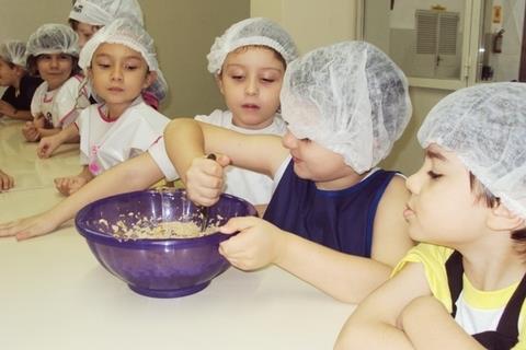 Aula de culinária em inglês diverte estudantes