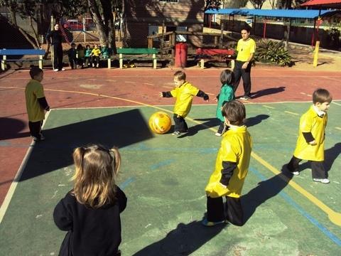 Atividade integra alunos através do futebol