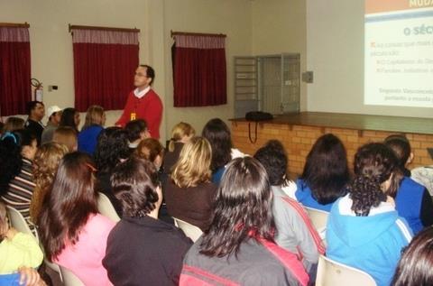 Coordenador da Unidade Igrejinha ministra palestra na Escola Machado de Assis