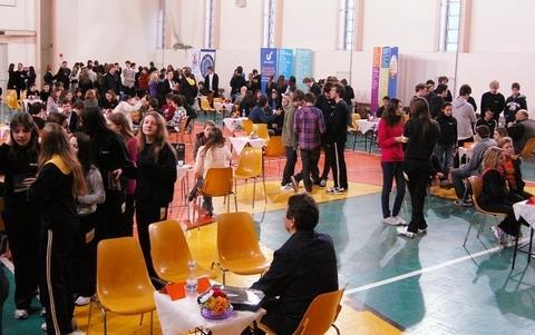 Feira das Profissões envolve alunos do Ensino Médio