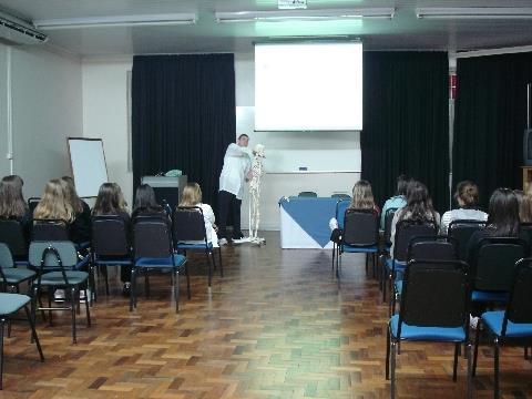 Alunas assistem palestra sobre Postura Corporal