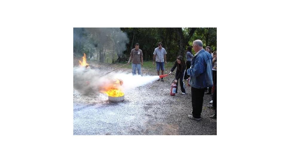 Alunos e colaboradores participam de treinamento para prevenção de incêndio