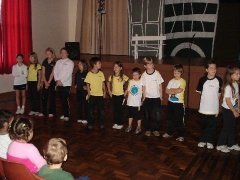 Estudantes assistem peça teatral sobre cidadania