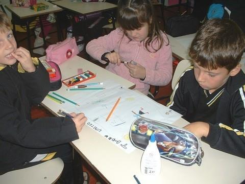 1ª série B aprende sobre as escolas do mundo