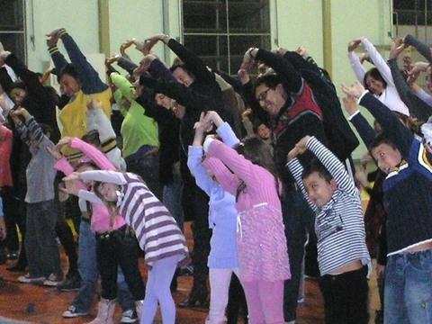 1ªs séries do Pindorama fazem homenagem paras as famílias