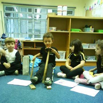 Estudantes participam de atividade Toys and games