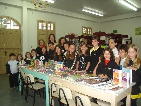 APP do Pindorama entrega livros para Biblioteca da Unidade