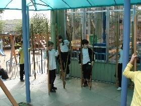 Alunos do Pindorama têm aulas de Educação Física com pernas de pau