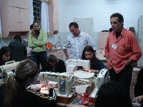 Alunos do Programa Mini-Empresa da IENH criam bolsas ecologicamente corretas