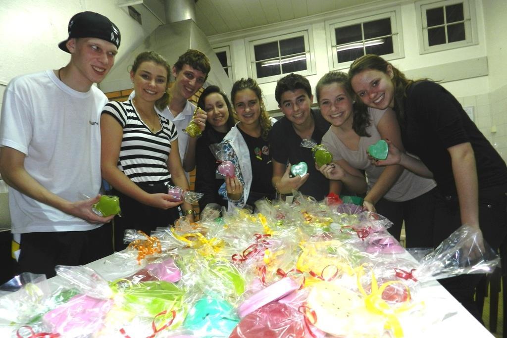 Participantes do Miniempresa estão produzindo sabonetes artesanais