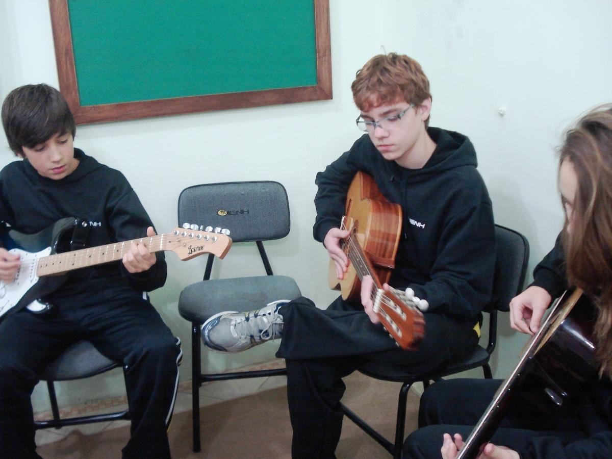 Atividades práticas de violão, guitarra e piano