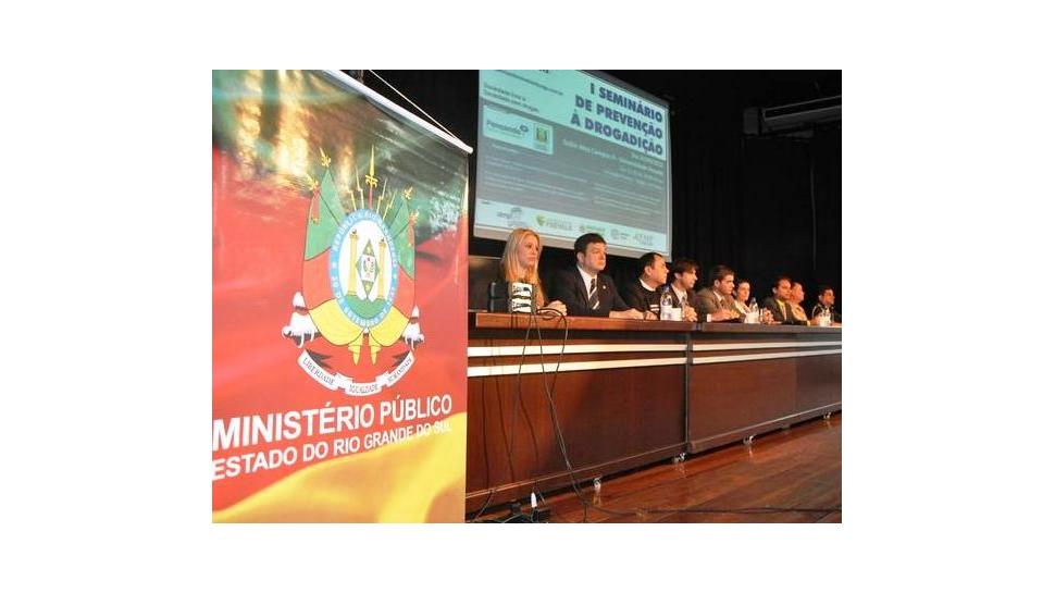 Colaboradores da IENH participam de Seminário sobre Drogadição Colaboradores da IENH participam de Seminário sobre Drogadição
