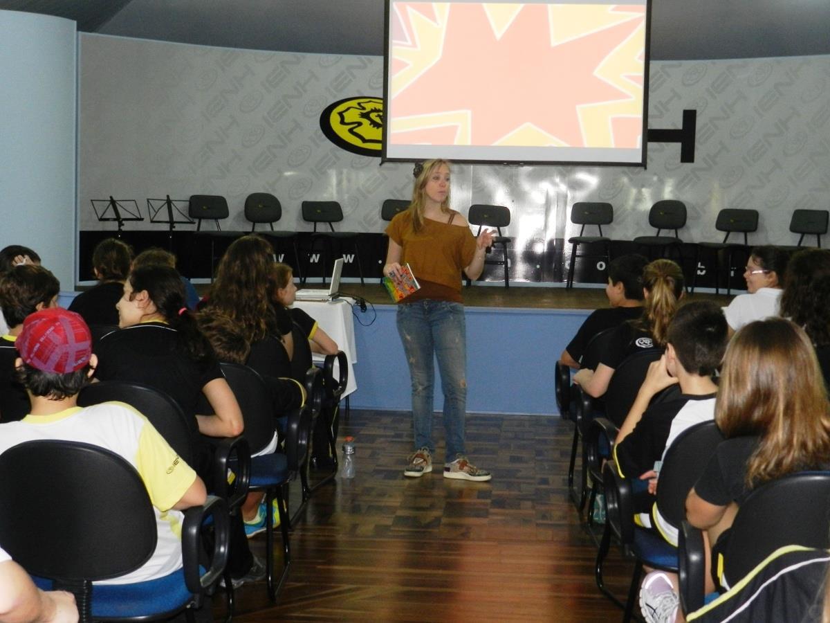 Escritora divulga seu livro para estudantes da IENH