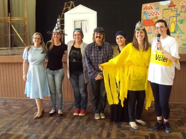 História de João e Maria encenada para os estudantes