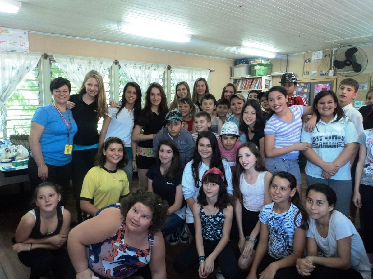 Estudantes do Currículo Bilíngue da IENH promovem Oficina de Inglês em Escola do Município