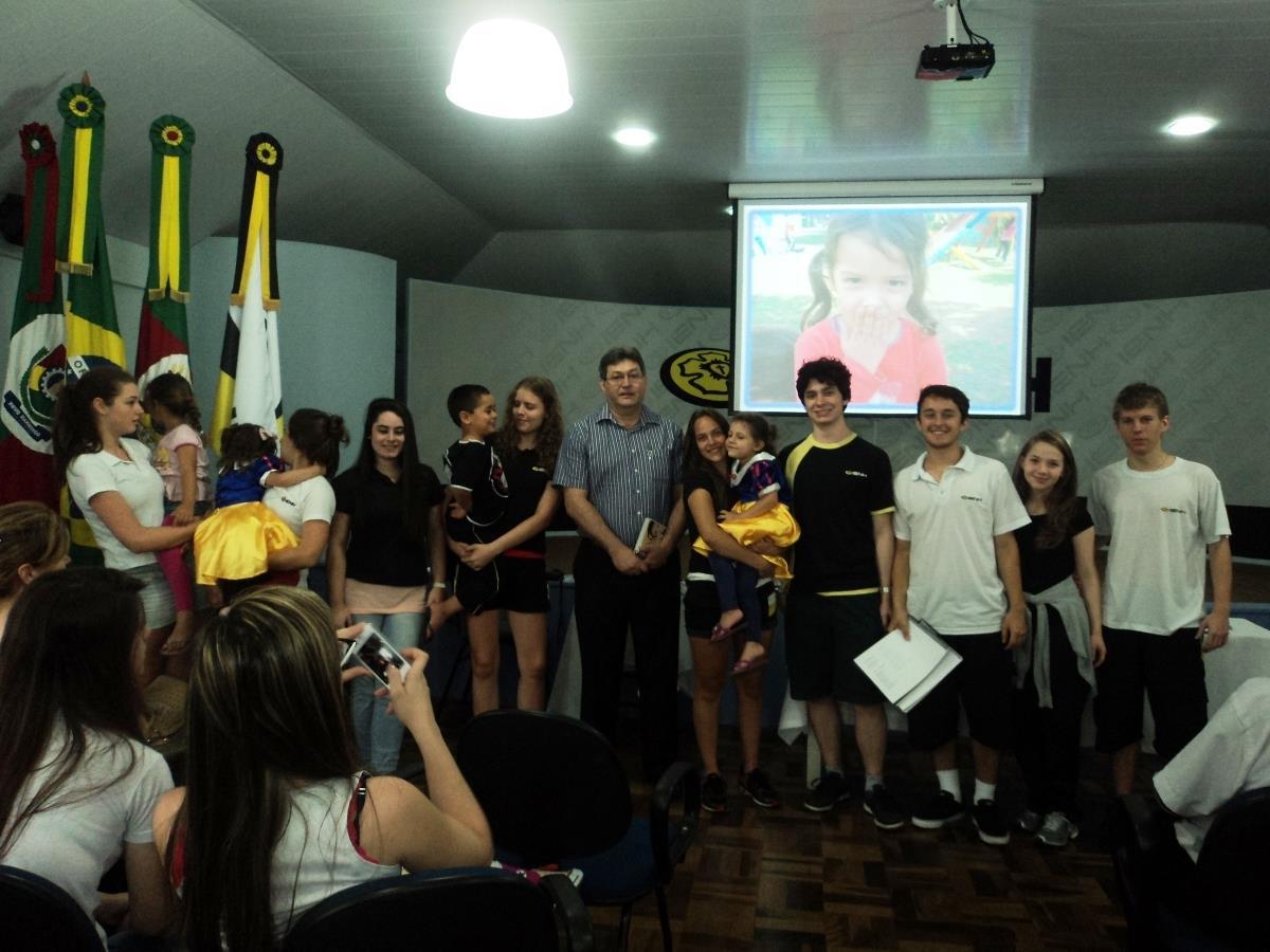 Concluintes do Ensino Médio recebem certificados e livro com artigos sobre os projetos