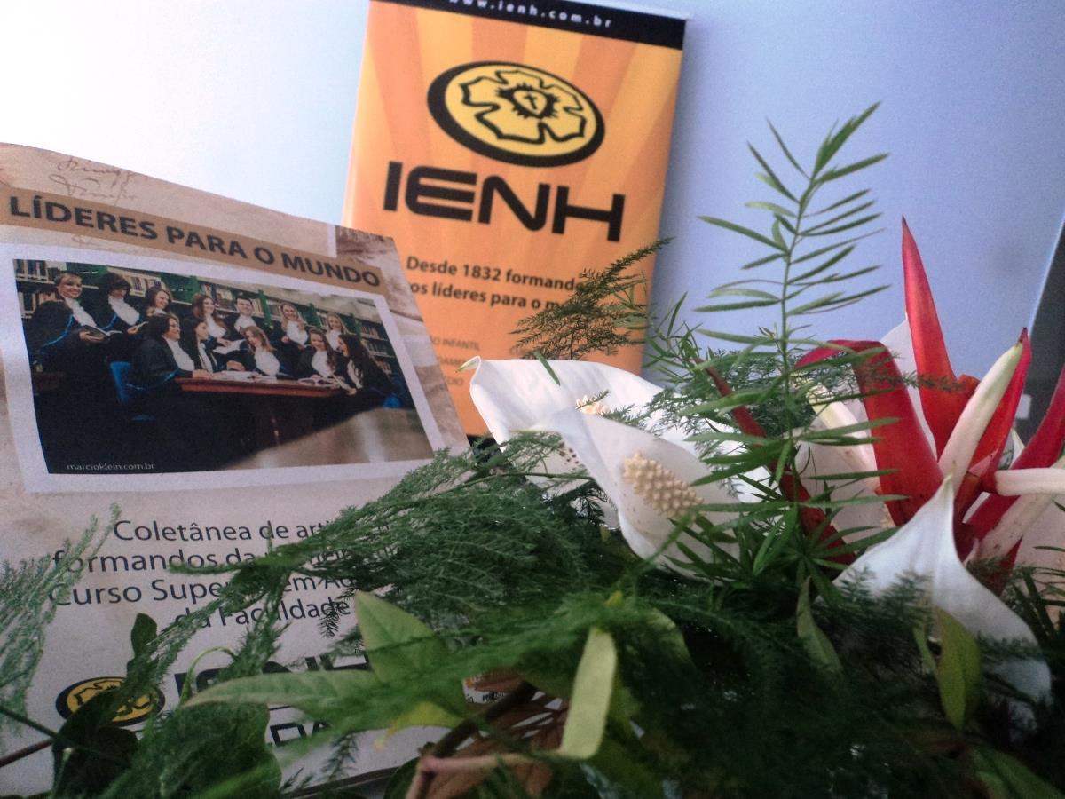 Formandos da Primeira Turma da Faculdade IENH lançam Revista Comemorativa Formandos da Primeira Turma da Faculdade IENH lançam Revista Comemorativa