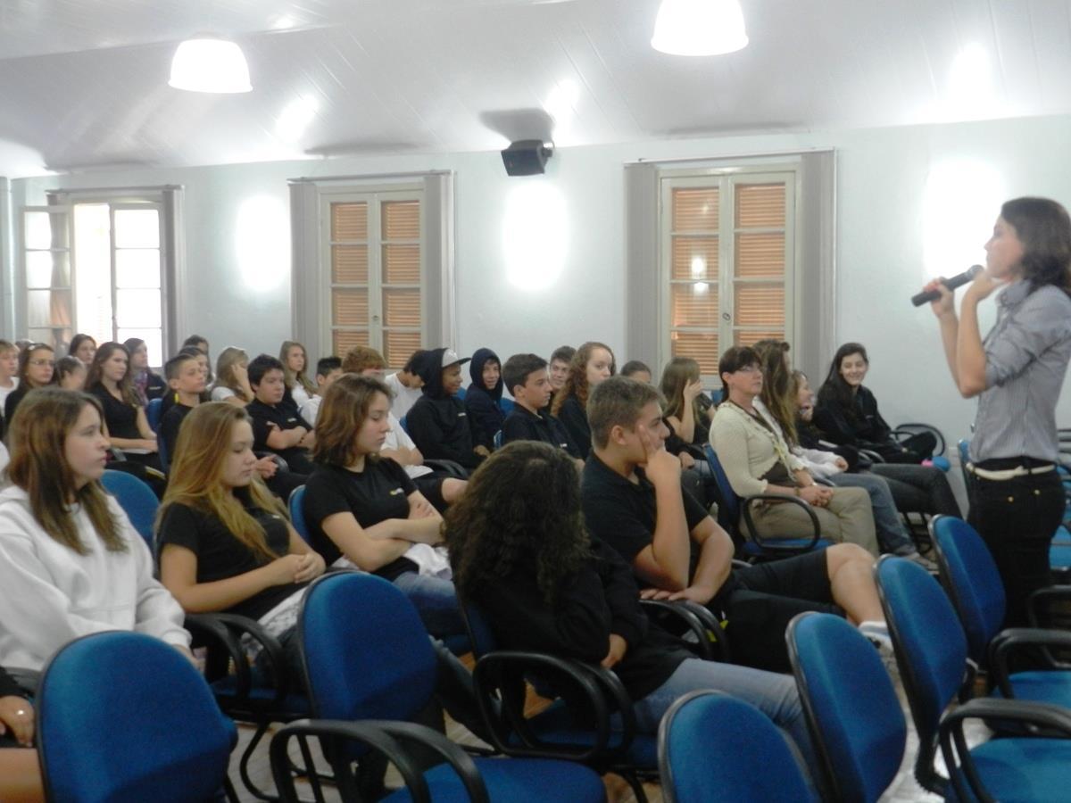 Estudantes participam de palestra sobre relacionamento em grupo 