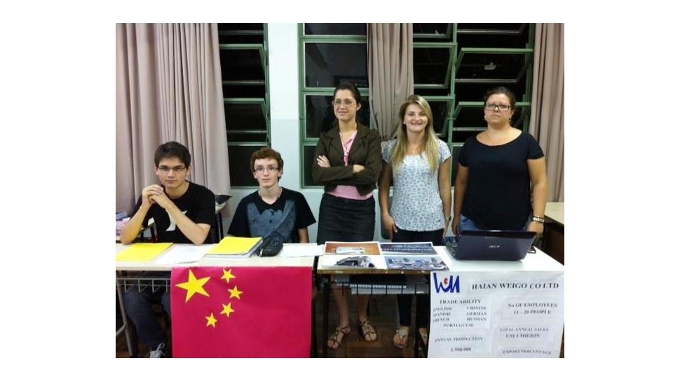 Estudantes simulam Feira Internacional Estudantes simulam Feira Internacional