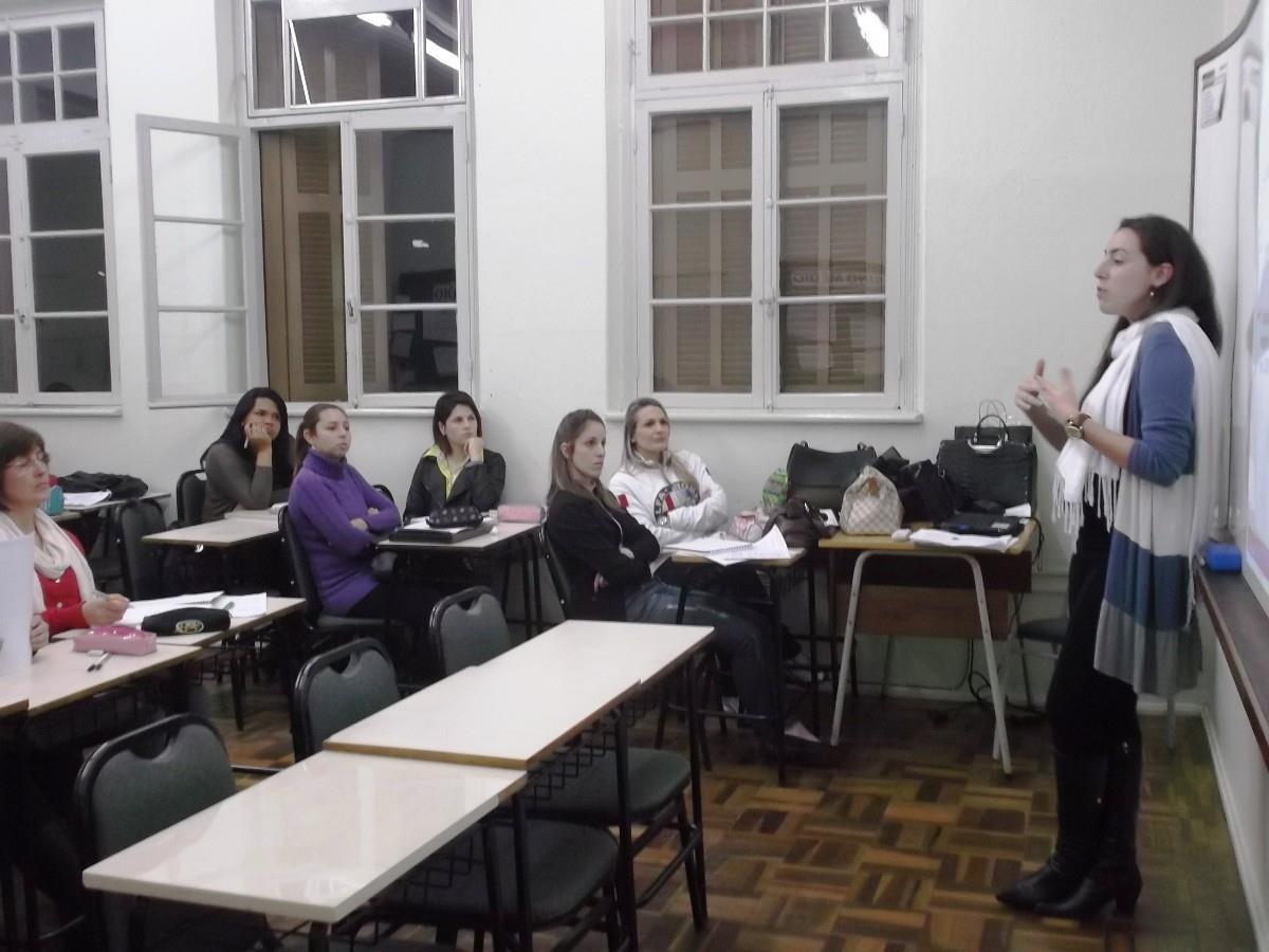 Estudantes de Psicologia participam de palestra