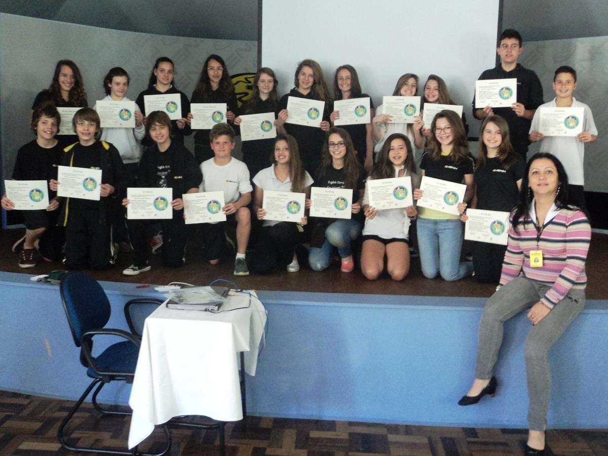 Estudantes recebem certificados por participação no Movimento Crescendo com Arte