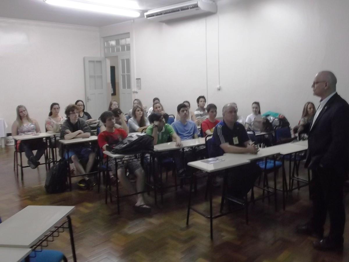 Estudantes assistem palestra com Diretor da Colabora Internacional Estudantes assistem palestra com Diretor da Colabora Internacional