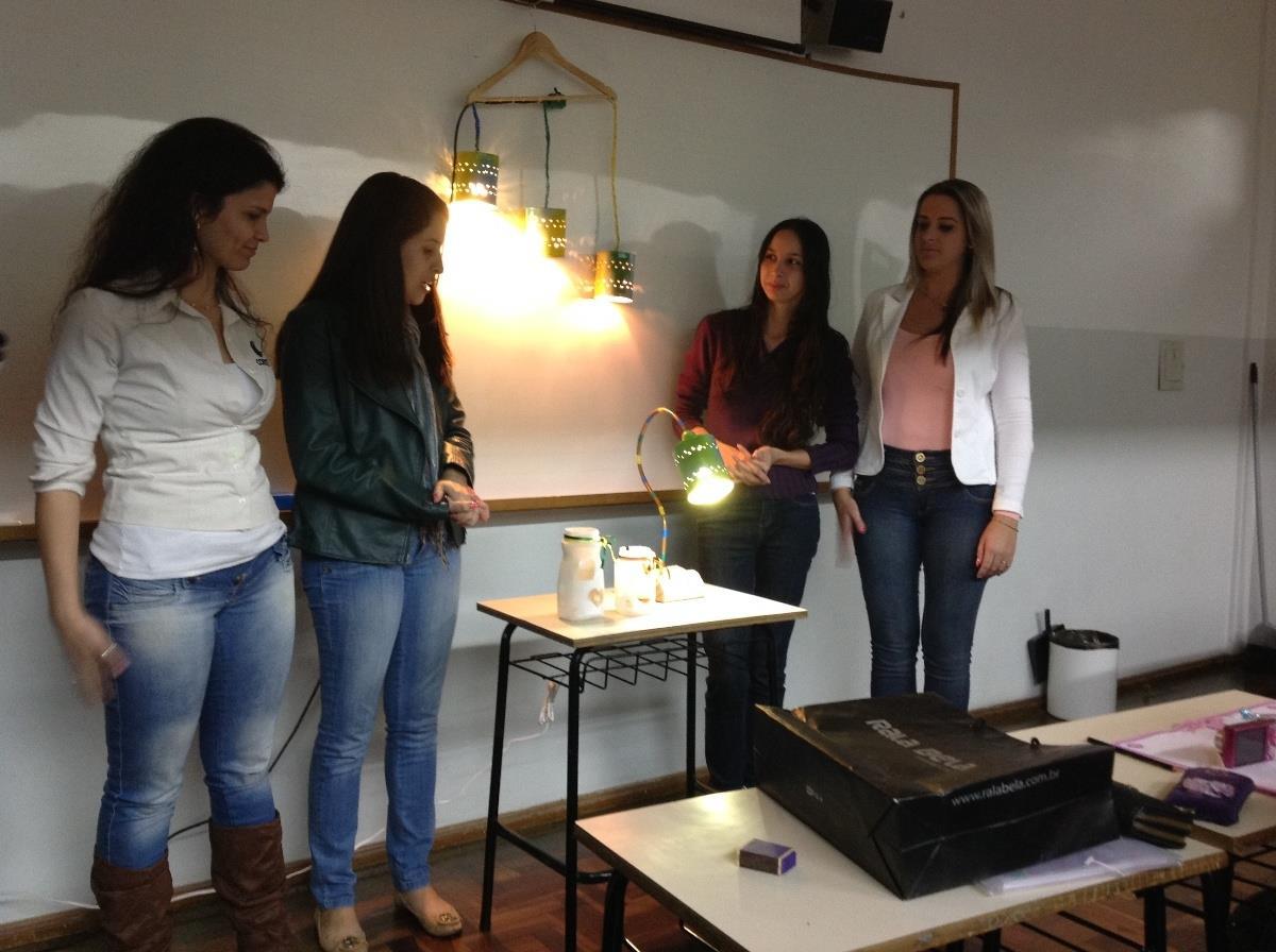 Estudantes criam produtos durante aula de Administração