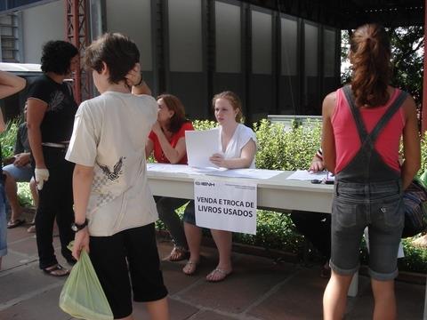 Unidade Fundação Evangélica realiza troca e venda de livros