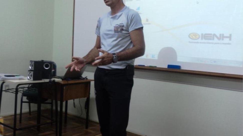 Adestrador de cães palestra para acadêmicos de Psicologia