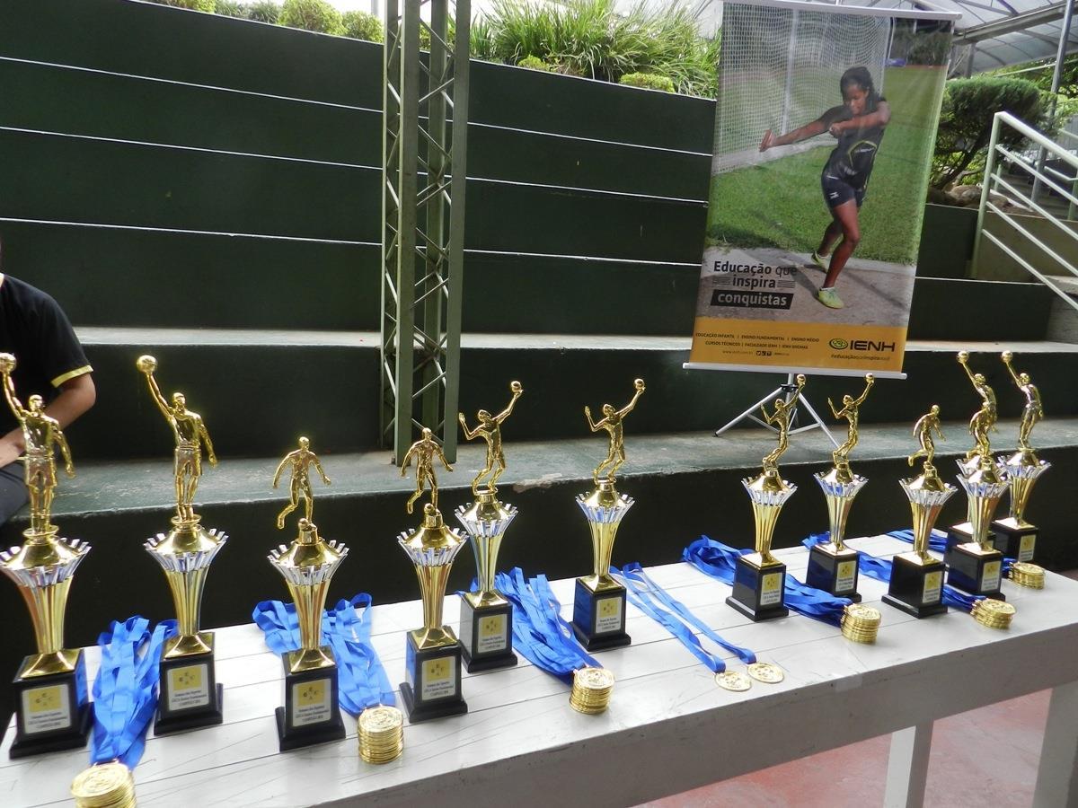 Campeões dos jogos esportivos da Fundação Evangélica são premiados