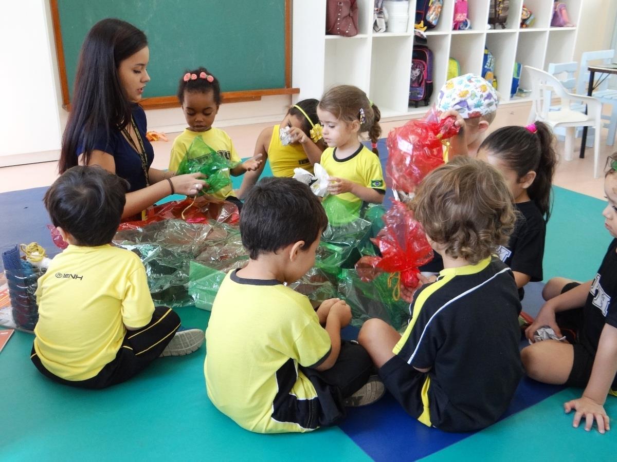 Preparativos para o arremesso de Ovos de Páscoa