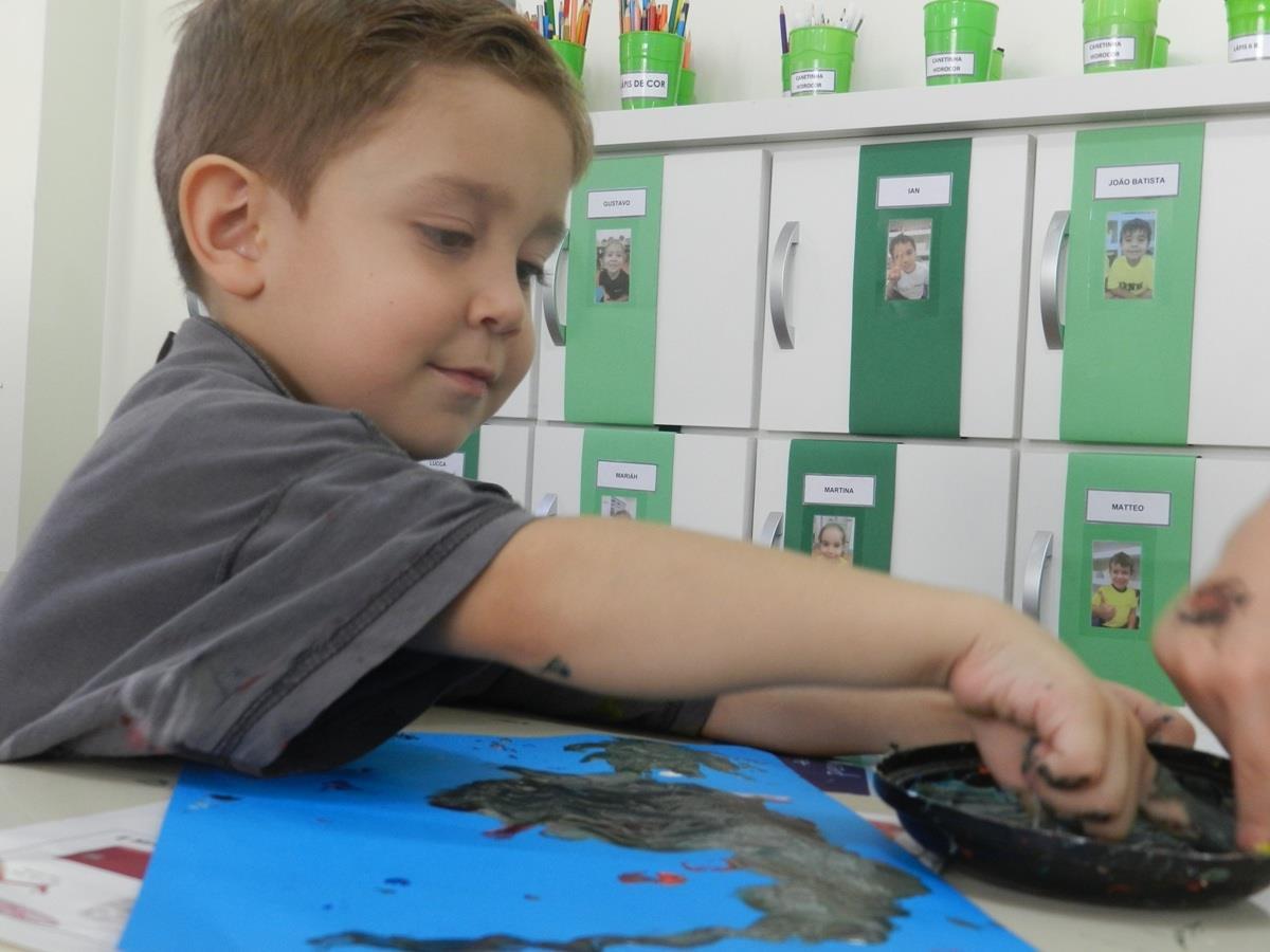 Leitura do livro "Bom dia todas as cores" inspira atividade em sala de aula