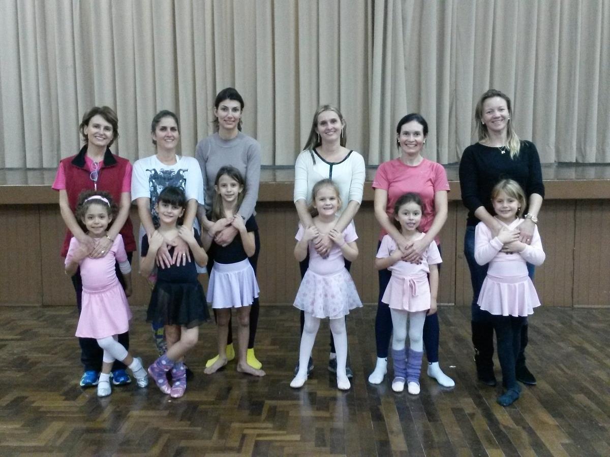 Mães e filhas dançam juntas em comemoração ao Dia das Mães