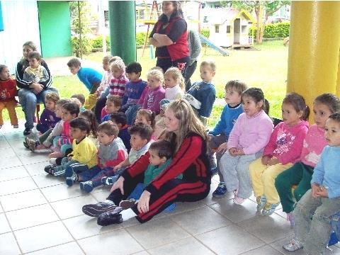 Grêmio Estudantil Pindorama doa brinquedos para Escola Raio de Sol