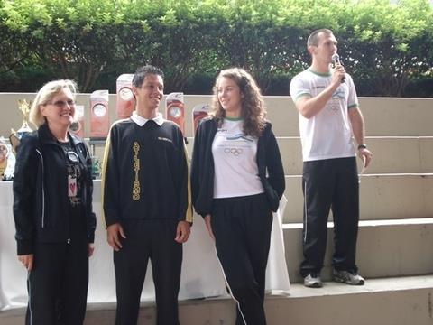 Atletas da IENH recebem homenagem