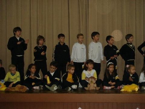 Alunos do Currículo Bilíngüe do Oswaldo Cruz fazem homenagem para as mães