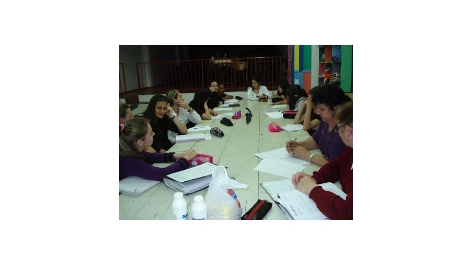 Alunas aprendem a produzir papel machê Alunas aprendem a produzir papel machê