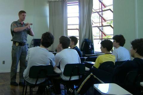 Palestra com Bombeiro prende atenção dos alunos da 8ª série C