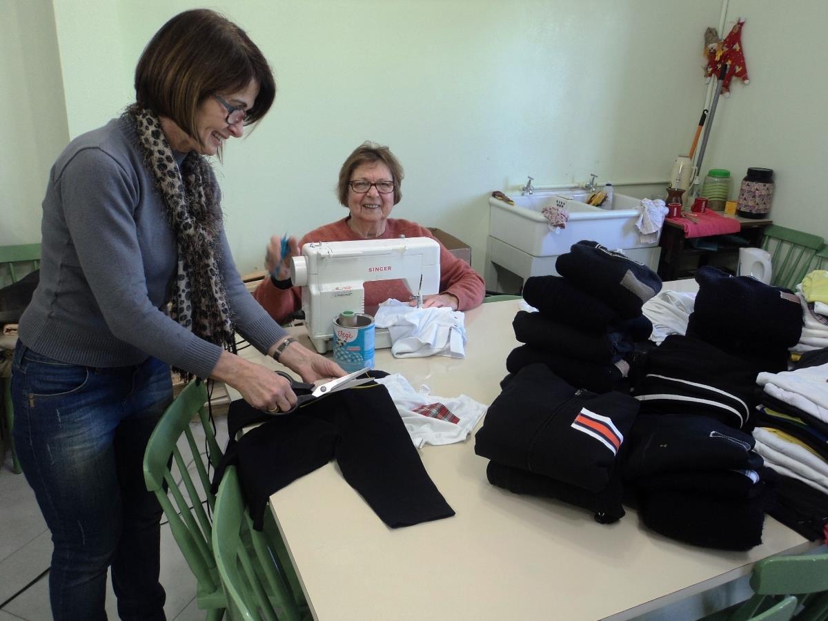 Grupo ELLOS customiza roupas para doações
