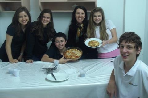 Alunos preparam pratos da culinária espanhola
