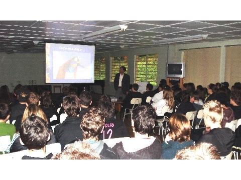 DENARC fala sobre prevenção de drogas com alunos da Fundação