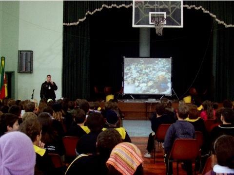 Grêmio Estudantil Pindorama apresenta esquete sobre os cuidados com o lixo